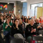 Frontalanblick der sitzenden Zuschauer*innen beim SchreibBarCamp