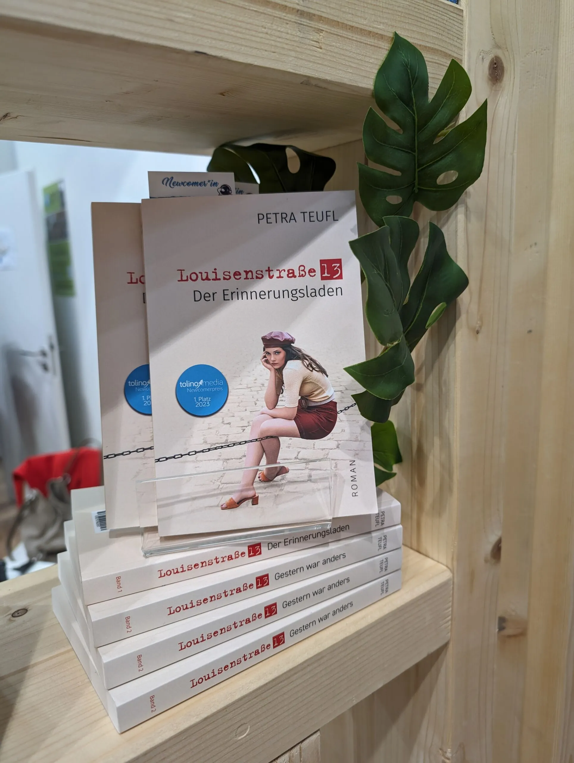 Zu sehen ist das Buch "Louisenstraße 13" von Petra Teufl, ausgestellt auf dem Messestand von tolino media auf der Leipziger Buchmesse.